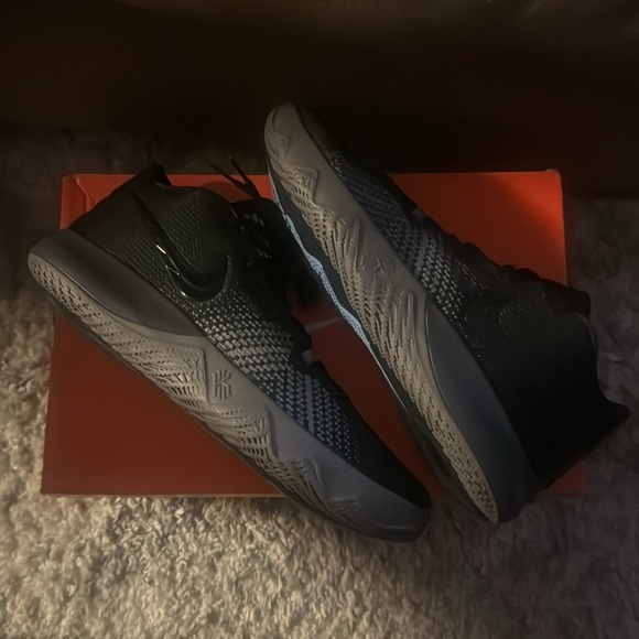 Brand New KYRIE FLYTRAP Size 13 Black/Thunder Grey Gun Smoke - Picture 4 of 5